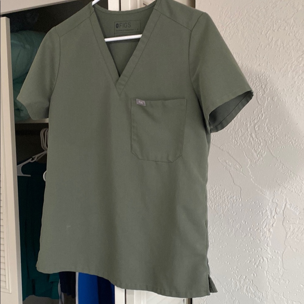 FIGS Catarina scrub top in Moss (size S)